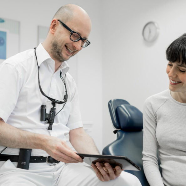 Dr. Daniel Moder mit junger Patientin