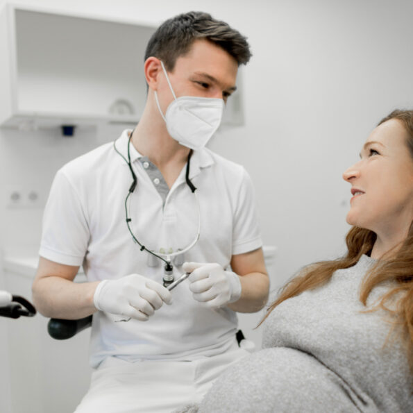 Dr. Clemens Brummer mit schwangerer Patientin