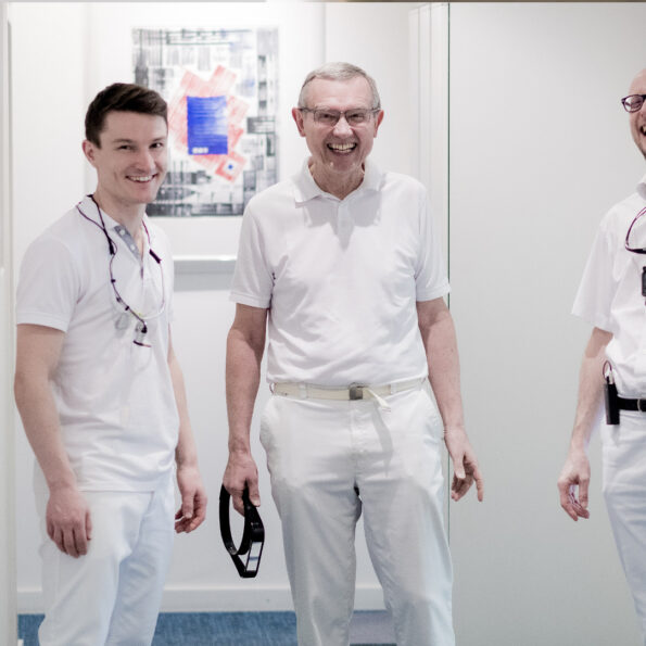 Dr. Clemens Brummer, Dr. Alfons Brummer und Dr. Daniel Moder im Gang der Zahnarztpraxis