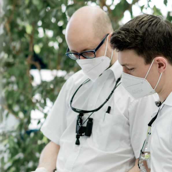 Dr. Daniel Moder und Dr. Clemens Brummer beraten sich