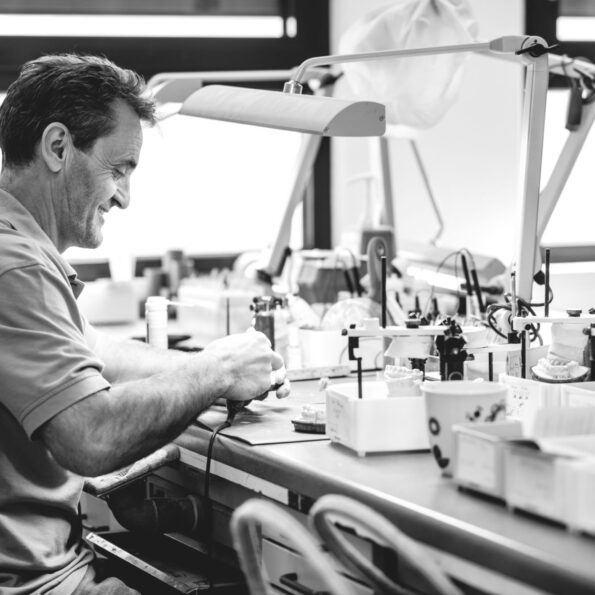 Zahntechniler bei der Arbeit im Eigenlabor